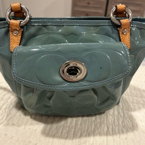This Coach signature embossed Leah patent leather tote shoulder bag enamel green - Picture 5 of 8